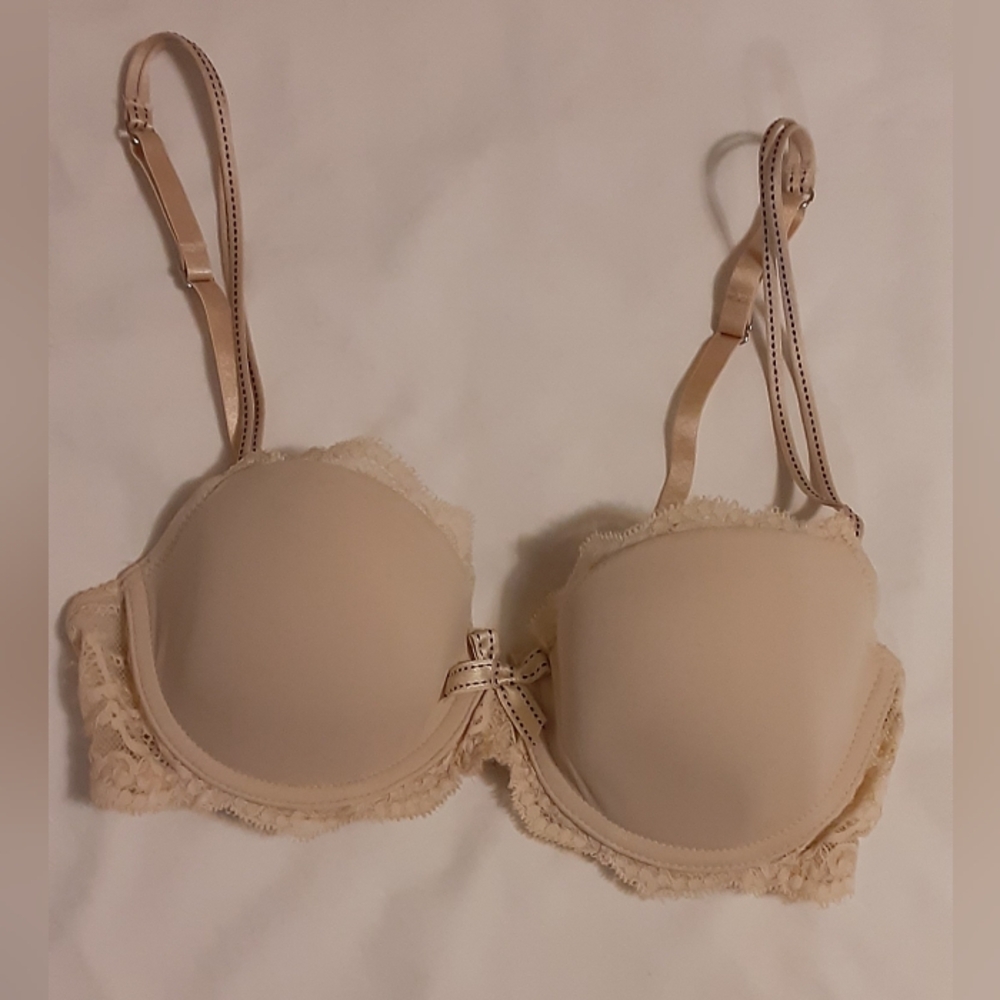 Chantelle 32C luxurious designer bra